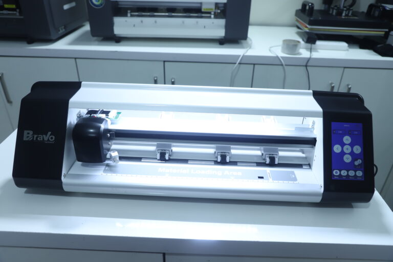 LAPTOP SKIN CUTTING PLOTTER